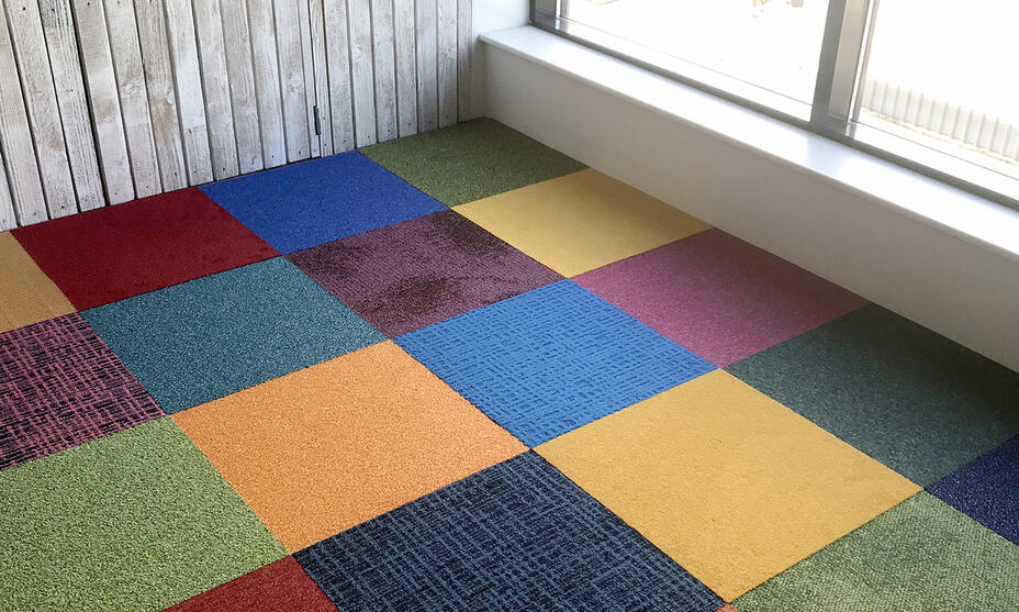 Dalles de moquette mélangées / 