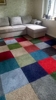 Un superbe mélange de dalles de moquette à poils longs aux couleurs joyeuses, idéal pour une ambiance chaleureuse et conviviale.